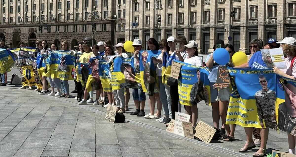 Учасниці акції "Я без тебе, як жовтий без синього" на підтримку полонених та зниклих безвісти / Фото: Суспільне Новини